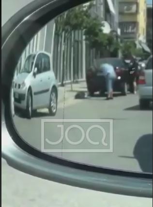 VIDEO/Pamje të rënda, këngëtari i njohur godet qenin e rrugës