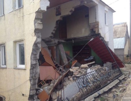 LAJM I FUNDIT/Tentuan të merrnin skrapin, godina u bie sipër