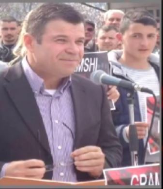 Detaje/Arrestim politik, policët provokojnë kryetarin e PD në Gramsh