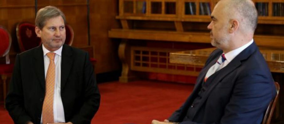 Hahn në Tiranë/’Ishalla ja thotë Hahn kryeministrit, që qeveris vetëm me paratë e pista’…