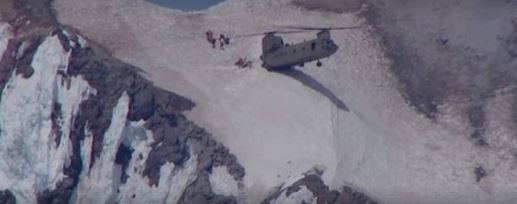 VIDEO/E pazakontë, helikopteri ulet në majën e malit të lartë për të shpëtuar alpinistin