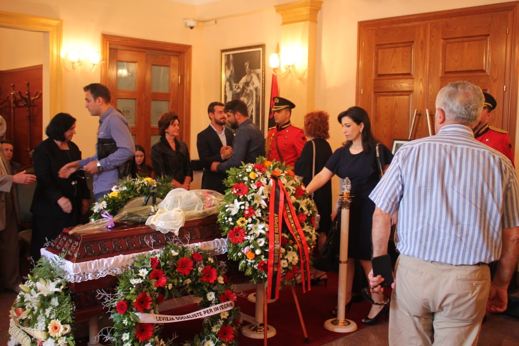 FOTO/Lamtumira në Parlment, homazhe për nder të Luan Hajdaragës