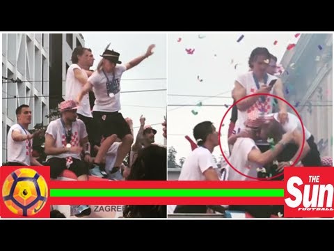 VIDEO/Portieri i Kroacisë shpëton mbrojtësin Vida, rrezikoi rënien nga autobusi i paradës