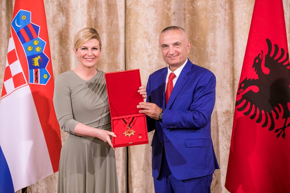 Foto/Meta dekoron Presidenten kroate me medaljen ”Flamuri Kombëtar”