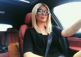 Luana Vjollca “provokon” sërish, shfaqet sexy në makinë/”Ji vetvetja”