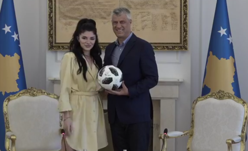 FOTO/Thaçi nderon Era Istrefin me medalje, momente të sikletshme gjatë ceremonisë