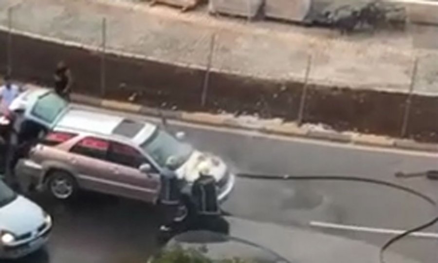 FOTO/Përfshihet nga flakët makina te “Zogu I Zi”, rëndohet trafiku