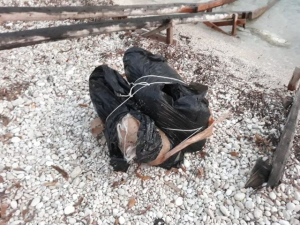 “Nami” edhe në Greqi, dalin në breg 52 kg marijuanë (FOTO)