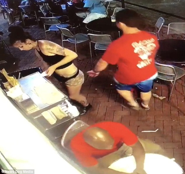 VIDEO/Klienti i prek të pasmet, kamarierja e rreh në sy të gruas