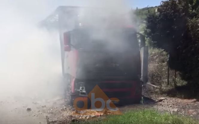 Video/ Fier, pamjet kur kamioni merr flakë në mes të rrugës