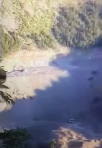 VIDEO/Ministri Klosi mbyll sytë për miqtë e tij, lejon punën në gurore