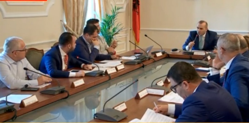 Alibeaj e Balliu sherr me Ulsin Manjen : Ti fle me driten ndezur!