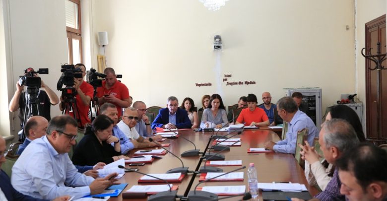 Kalon projektligji për shembjen e teatrit, opozita nuk voton