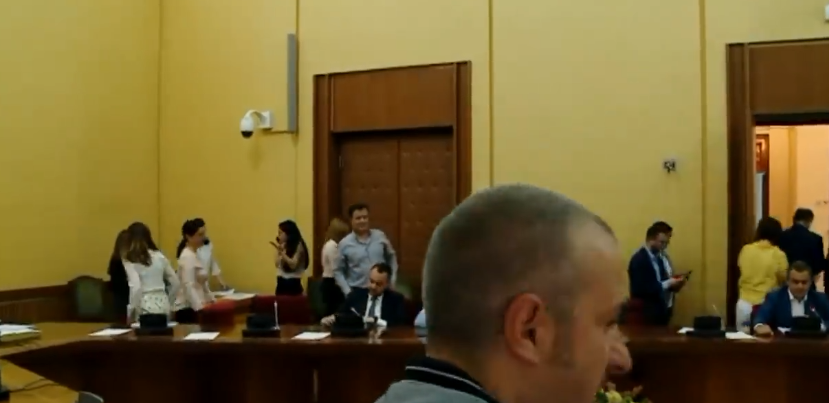 Kamerat filmuan çarjet ne muret e Kuvendit, vjen reagimi: Nuk kemi deme!