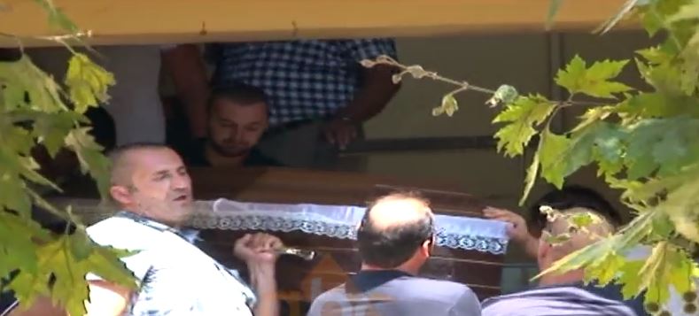VIDEO/E trishtë, i jepet lamtumira e fundit çiftit të ekzekutuar në Shkodër