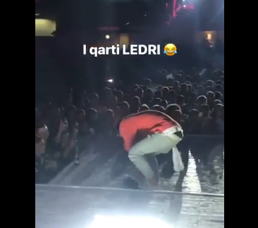 VIDEO/Nuk përmbahet fansja, i hedh sutjenat në skenë kur Ledri është duke kënduar