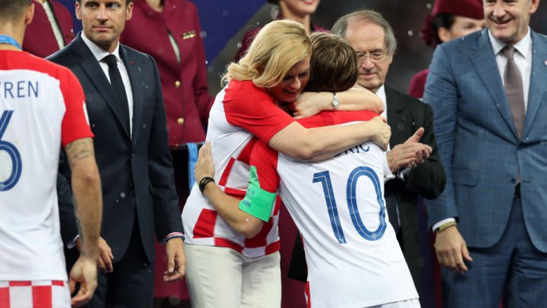 FOTO/Luka Modric përlot Presidenten e Kroacisë