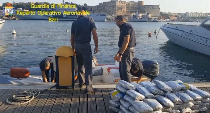 Itali, kapet gomonia me 262 kg drogë, dyshohet se vinte nga Shqipëria