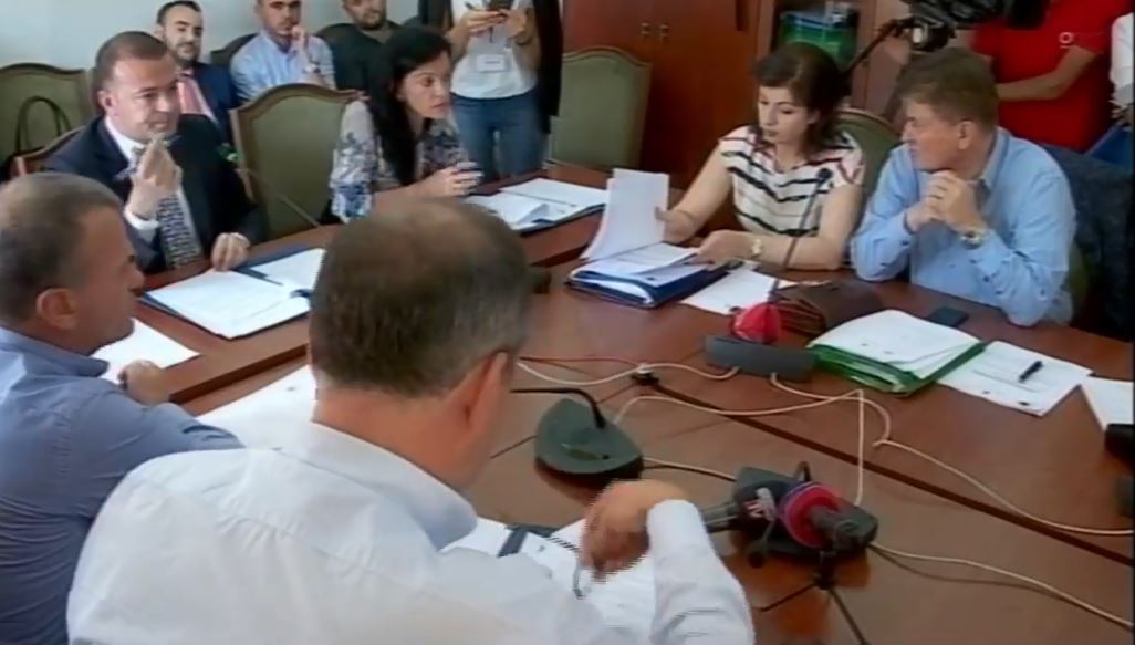 Video/Refuzon parlamentin,kryeregjistruesi nuk tregon sa m2 ka kompania Fusha