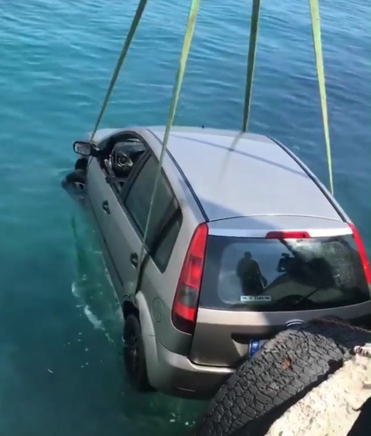 VIDEO/Himarë, Makina del nga rruga dhe përfundon në det, publikohen pamjet