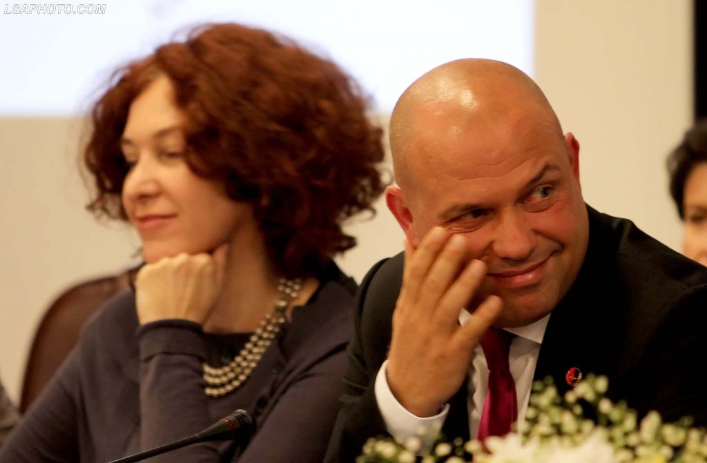 Takimi i Vllahutin me aktorët, ambasadorja po bën qokën e fundit të miqve të saj qeveritarë