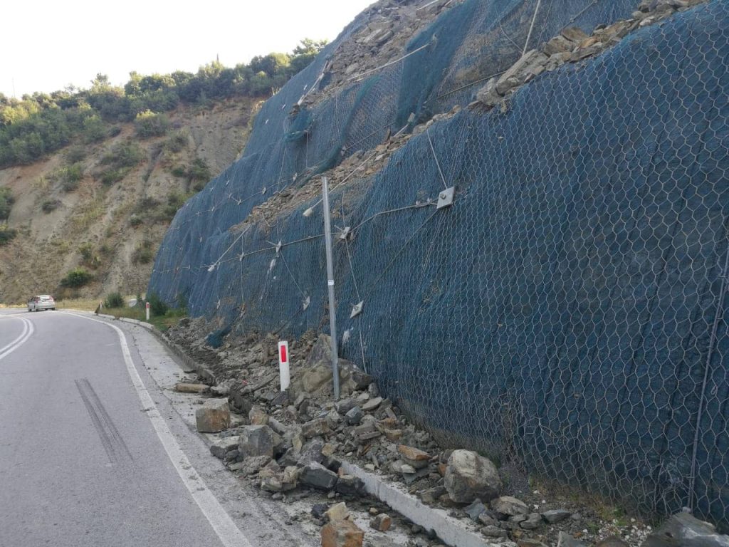 Kujdes në kthesat e Gramshit shkeputet shkembi ne aksin rrugor