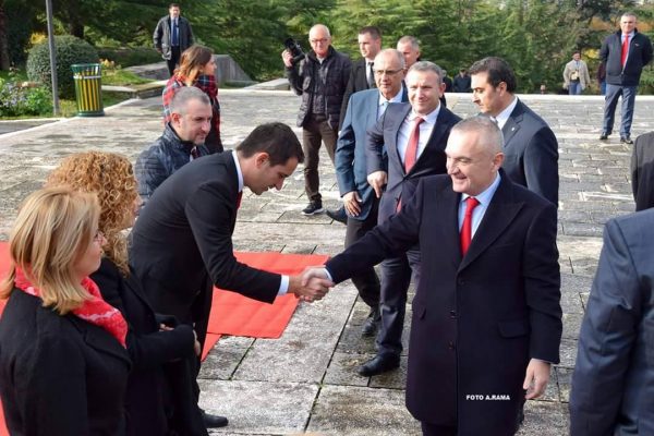 Teatri varet nga presidenti, Veliaj tregon ‘dashuri’ për t’u afruar me Metën