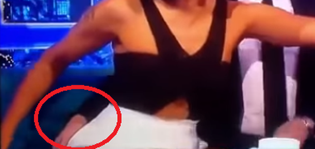 VIDEO/I kapi të pasmet në transmetim direkt, moderatorja në siklet e turpëron publikisht