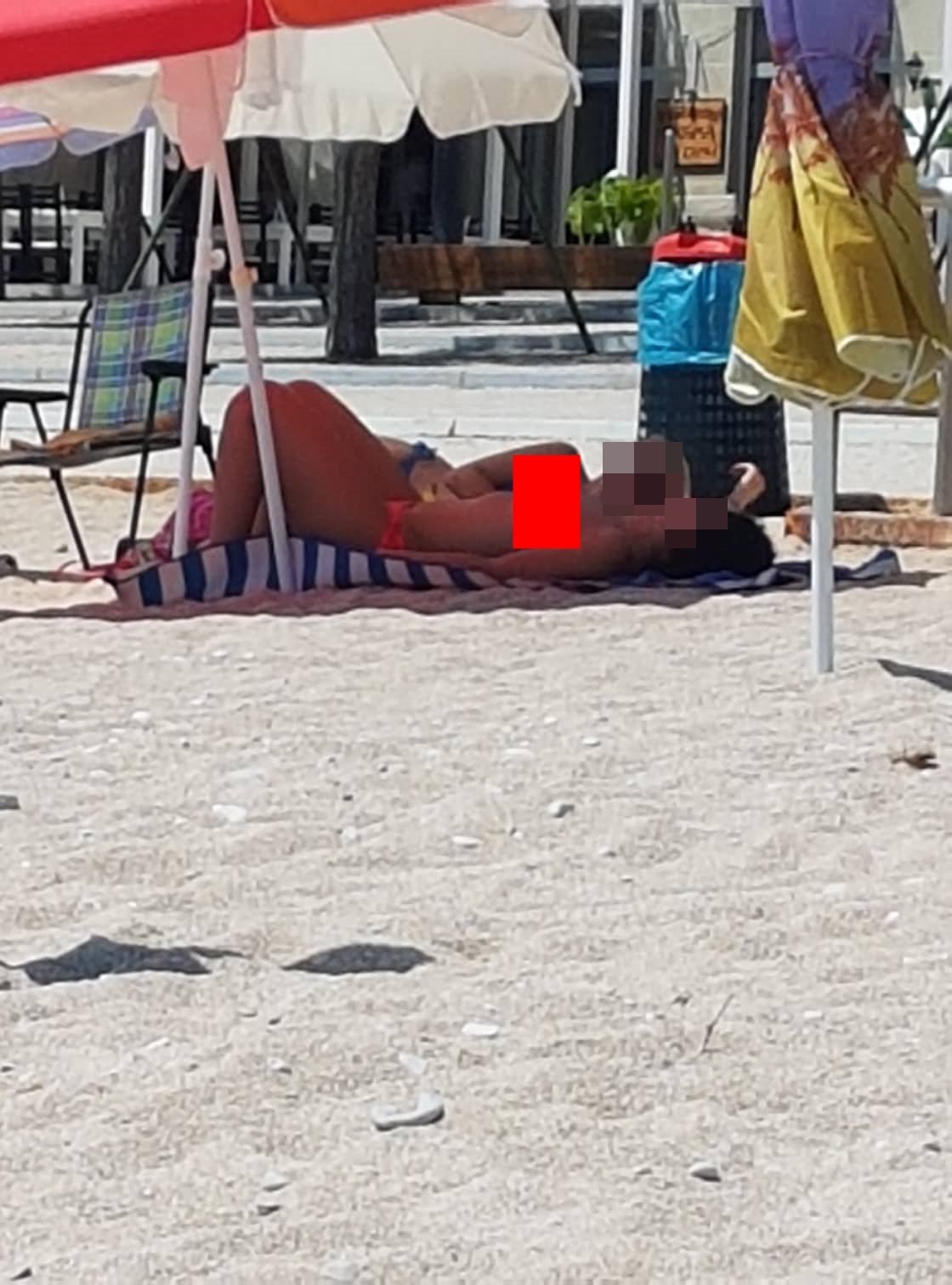 FOTO/Vajza shfaqet topless në Himarë, “çmenden” pushuesit