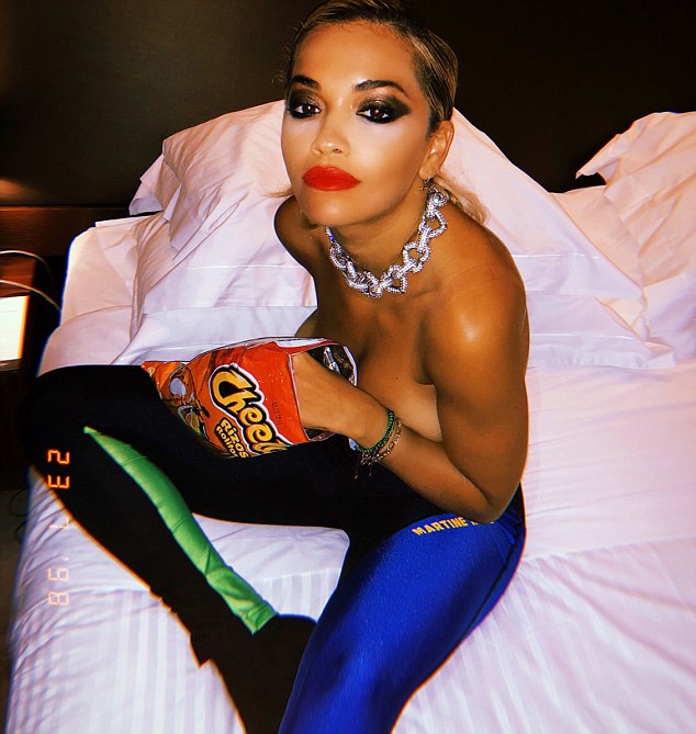 Rita Ora nuk përmbahet, pozon topless duke ngrënë patetina
