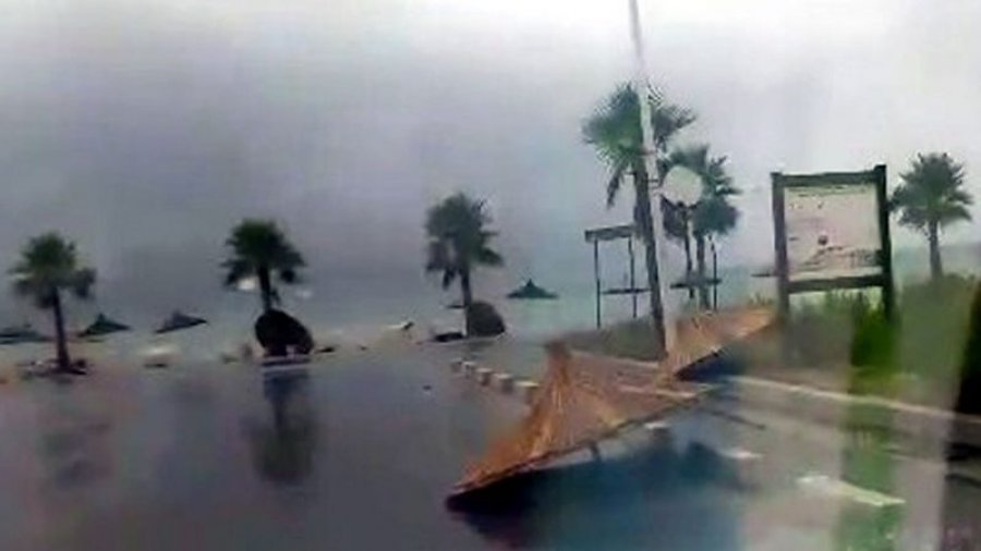 VIDEO/Rreshjet e dendura të shiut fluturojnë në rrugë çadrat dhe shezlongët