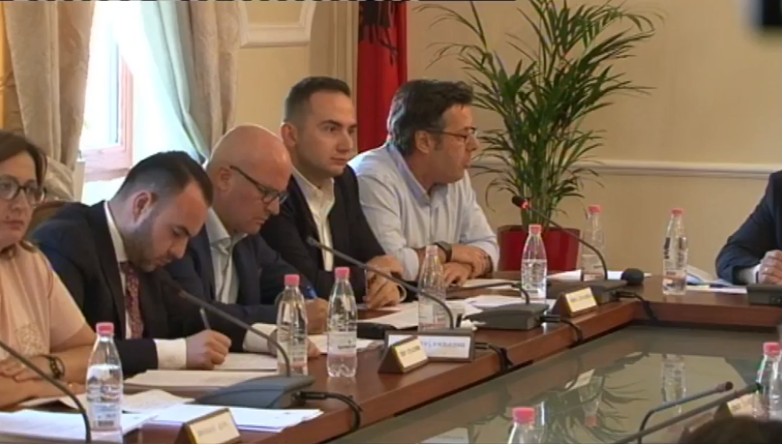 Arta Marku tek komisioni i ligjeve/ Paloka: Me çfarë tagri e keni thirrur Markun?