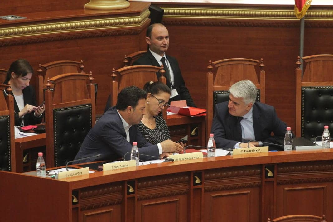FOTO/Pandeli Majko rikthehet pas ‘sherrit’ me Ramën  në kuvend