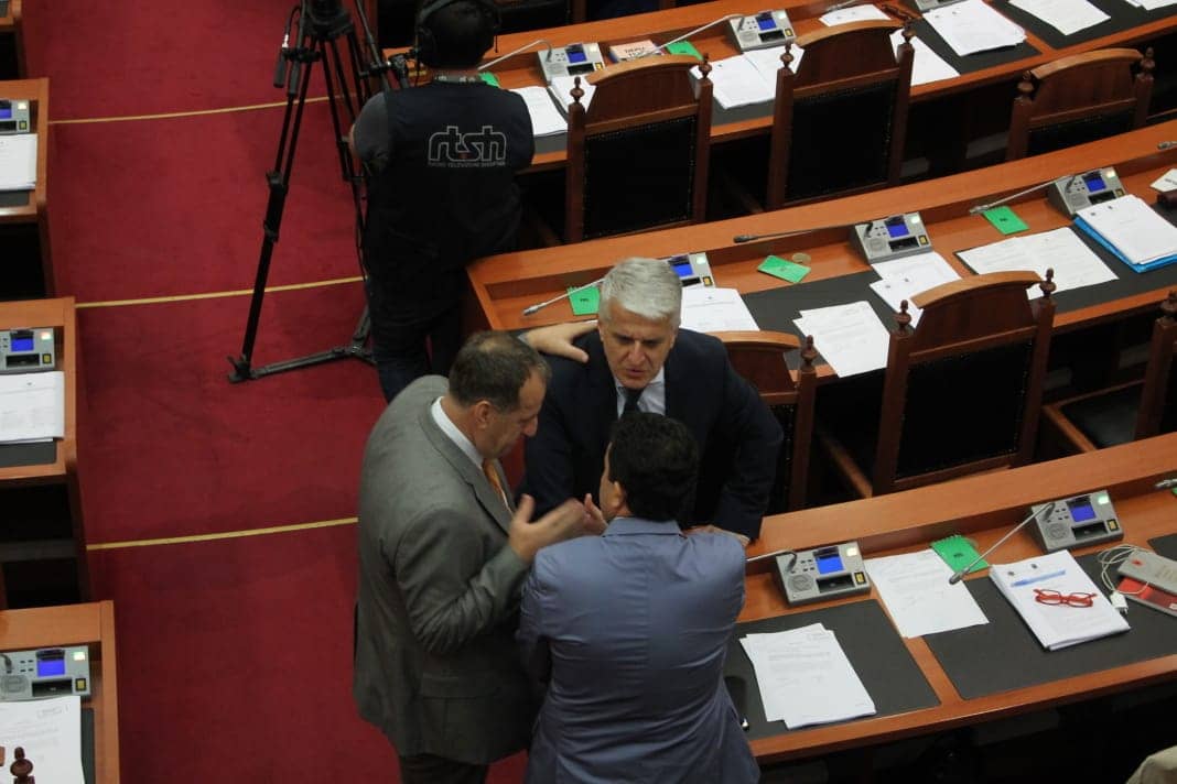 FOTO/Pandeli Majko rikthehet pas ‘sherrit’ me Ramën  në kuvend