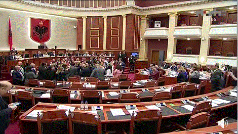 VOTIMI/Qeveria rrëzon Teatrin Kombëtar, video