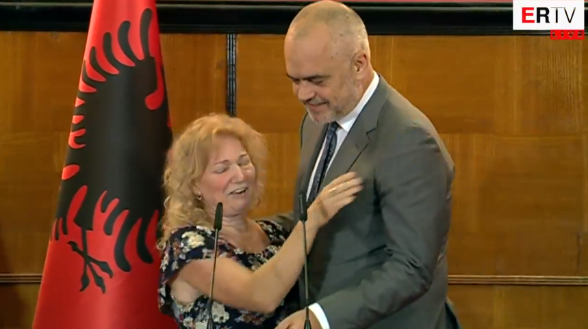 VIDEO/Gruaja preket para Ramës, i kërkon ta perqafojë