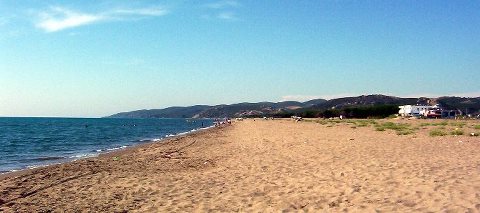 VIDEO/Tjetër plazh në Shqiperi që po tërheq pushues falë cmimeve ekonomike