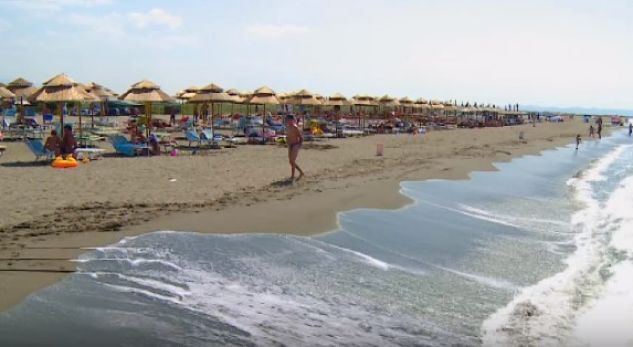 “Kafen mund ta pish vetëm me 70 lekë”/Plazhi në Shqipëri që po tërheq pushuesit pasi është lirë