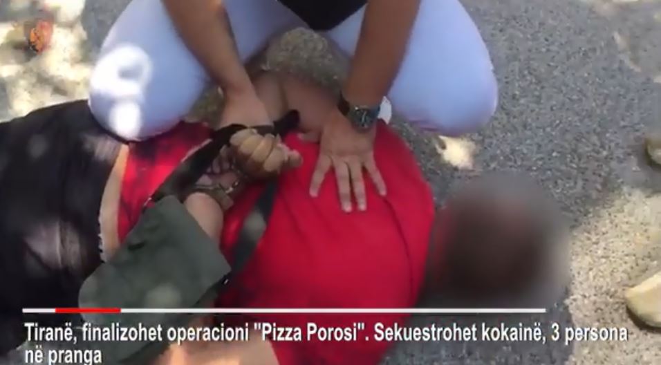 Video/ Shpërndanin kokainë me motorin e picerisë, arrestohen 3 të rinjtë në Tiranë