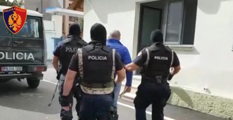 ”Çmendet” dibrani, rreh prindërit dhe dy motrat brenda banesës së tij