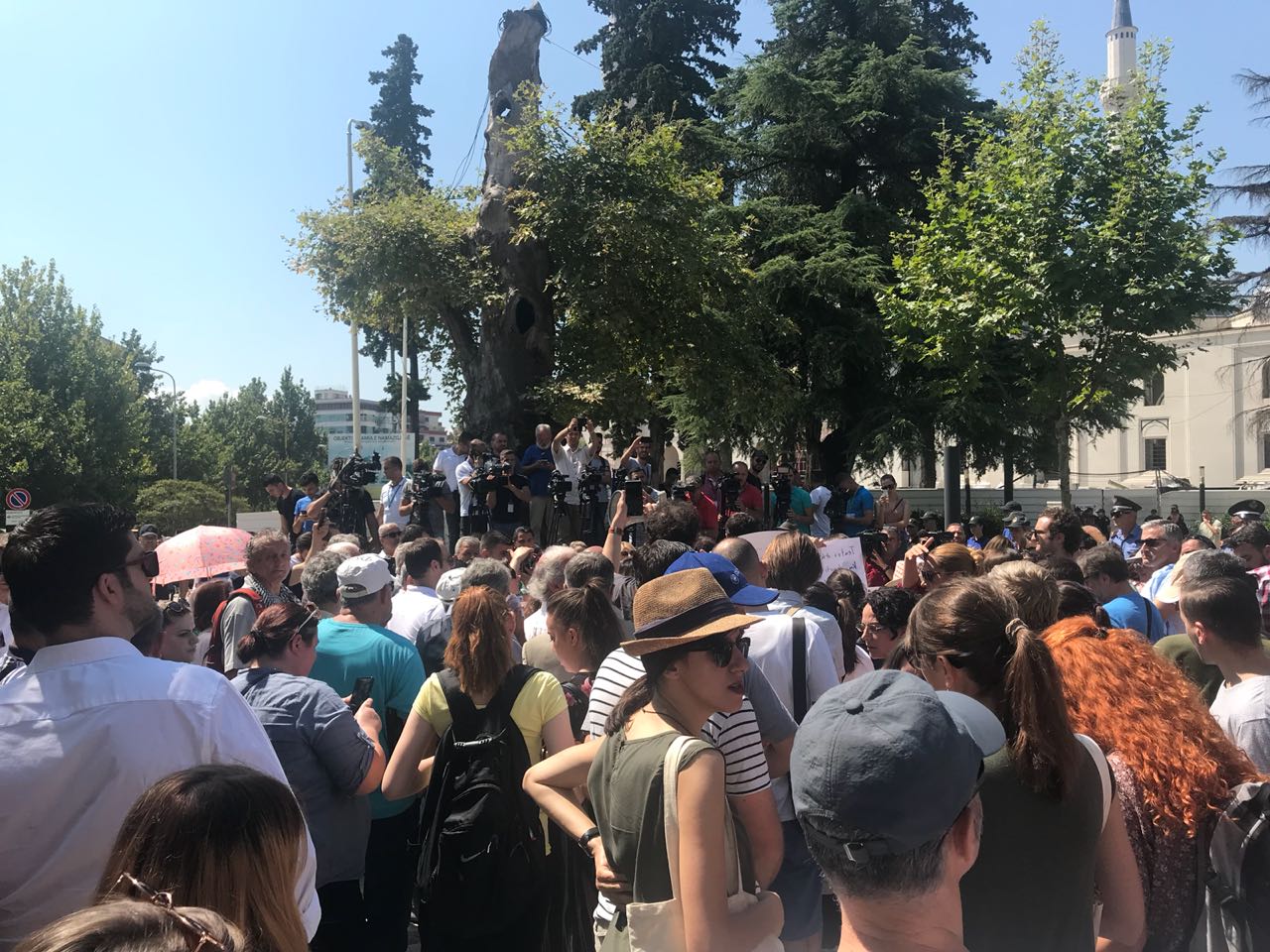 FOTOGALERI/Protesta te Parlamenti, artiste dhe qytetare bashke