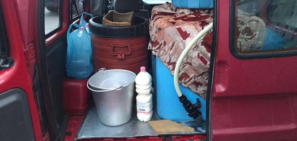 Tiranë, qumësht me bidona plastikë, AKU bllokon 130 litra qumësht