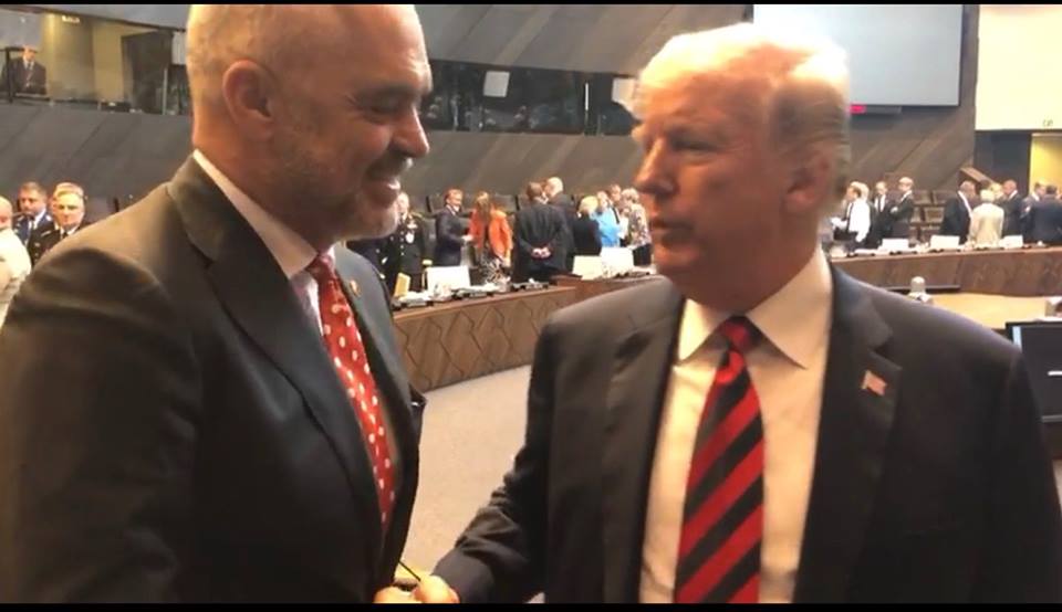 Rama poston foton “me turpin e njerëzimit”, ekzaltohet nga begenisja e Presidentit