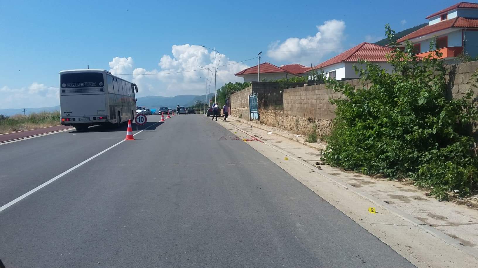 Foto nga aksidenti në Pogradec, vdes këmbësorja