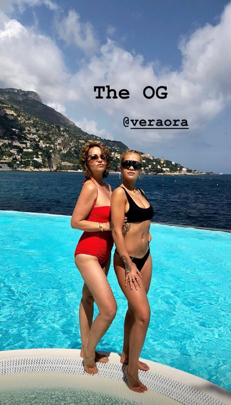 Foto/ Rita Ora dhe nena e saj me bikini duken si dy motra