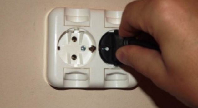 LAJM I FUNDIT/E kap rryma elektrike, gjendet e dekompozuar brenda në shtëpi