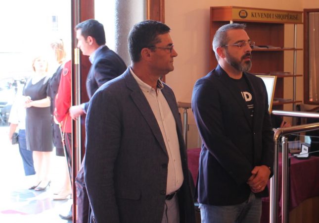 FOTO/ Saimir Tahiri në homazhet për Luan Hajdaragën, shfaqet me look të ri, shmang Erion Veliajn