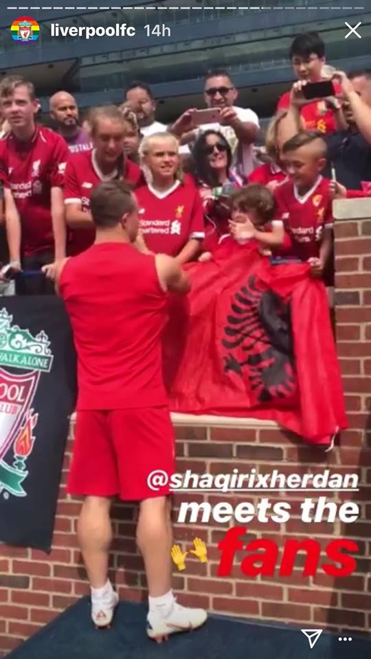 Shaqiri takon tifozët dhe surprizohet nga flamuri shqiptar, sonte ndeshja e parë me Liverpoolin