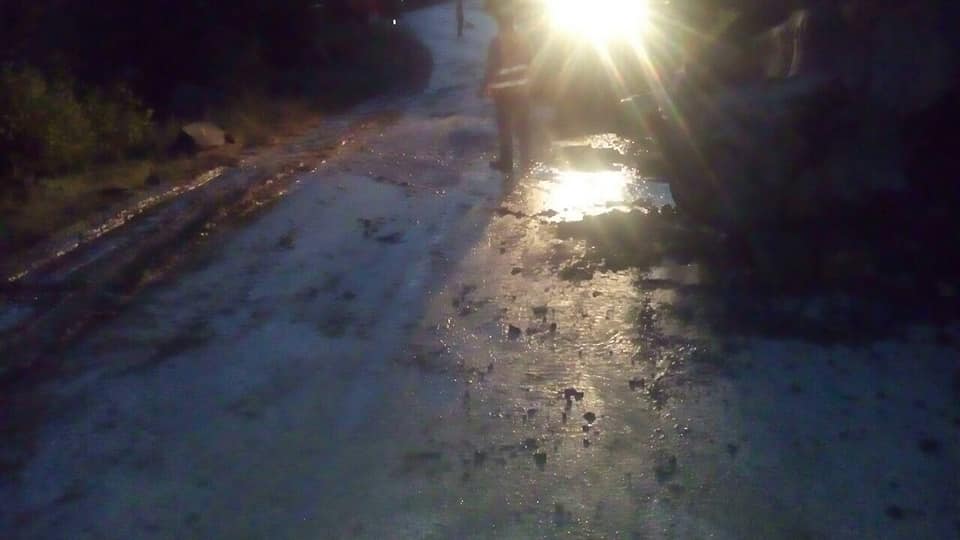 Bëni kujdes në këtë aks rrugor, ka shkarje të mëdha gurësh