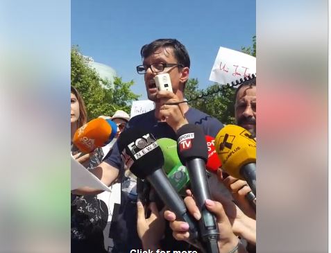 VIDEO/Protestuesit rrethojne Parlamentin, kush do te bie Teatri apo qeveria